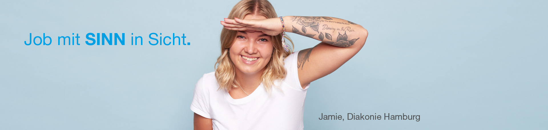 Job mit Sinn in Sicht - Frau mit Tattoo hält Hand vor die Stirn und blickt nach vorne